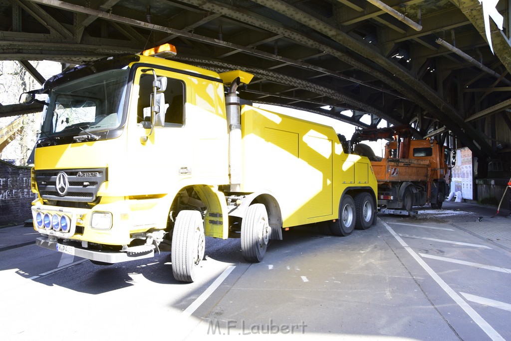 LKW blieb unter Bruecke haengen Koeln Deutz Deutz Muelheimerstr P124.JPG - Miklos Laubert